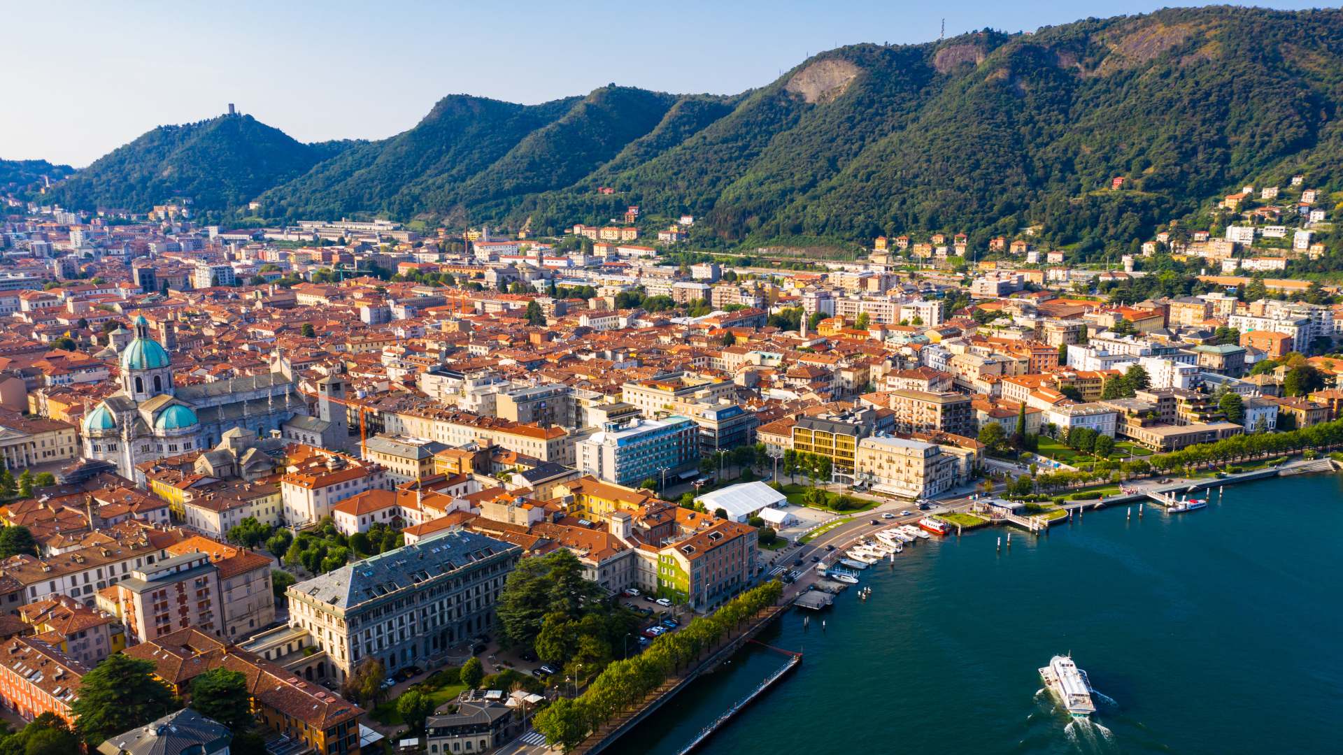 Veduta della città di Como e del suo lungolago