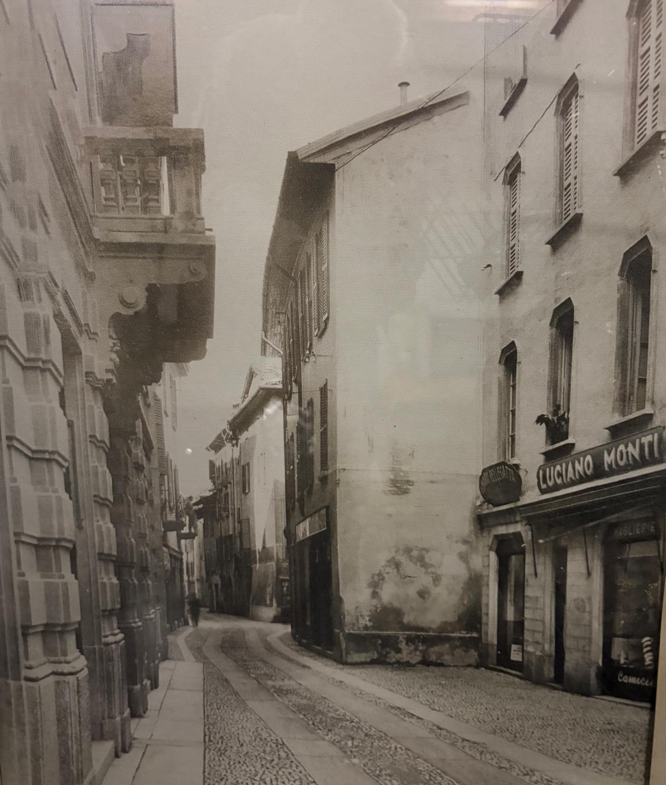 Fotografia storica del primo immobile commerciale, con l’insegna Luciano Monti